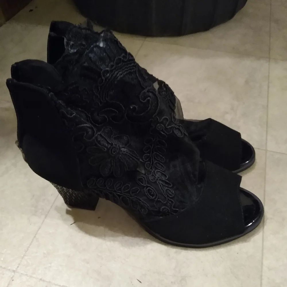 Heels - Picture 1 of 4